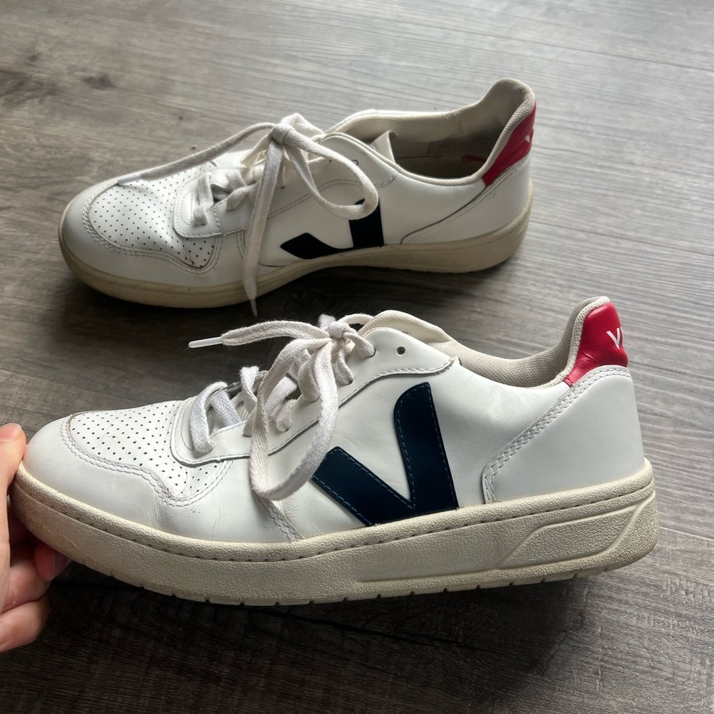 Size 10 Men’s VEJA sneakers!